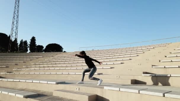 Junge Ballerina Tanzt Auf Der Tribüne Eines Freilichttheaters — Stockvideo