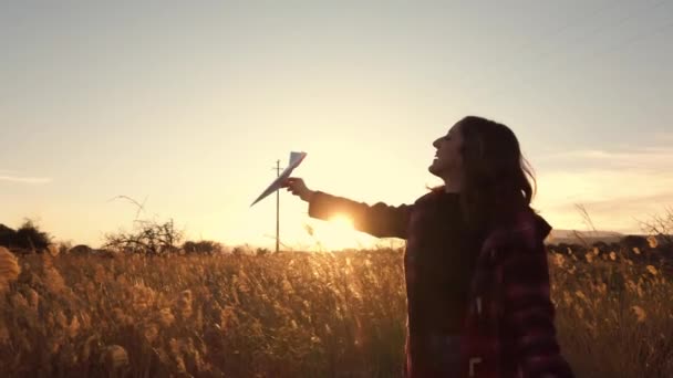 Молодая Женщина Играет Бумажным Самолетом Пшеничном Поле — стоковое видео