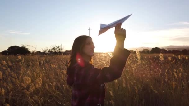 Jeune Femme Jouant Avec Avion Papier Dans Champ Blé — Video