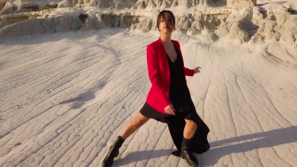 Bella Ragazza Abito Rosso Stivali Neri Che Ballano Montagne Bianche — Video Stock