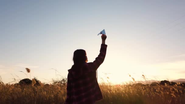 Молодая Женщина Играет Бумажным Самолетом Пшеничном Поле — стоковое видео