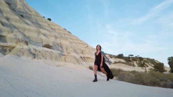 Hermosa Chica Vestido Negro Botas Negras Caminando Por Montañas Blancas — Vídeos de Stock