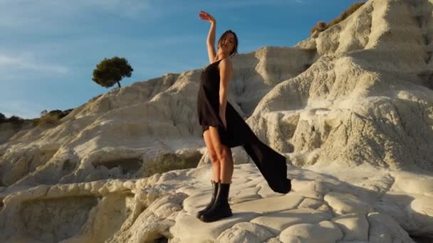 Hermosa Chica Vestido Negro Botas Negras Caminando Por Montañas Blancas — Vídeos de Stock