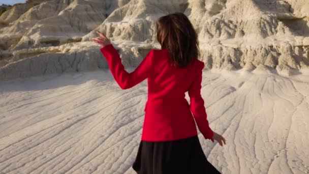 Belle Fille Robe Rouge Bottes Noires Dansant Sur Les Montagnes — Video