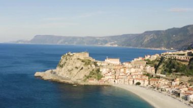 Okyanus yakınlarındaki Scilla şehrinin havadan görünüşü, İtalya