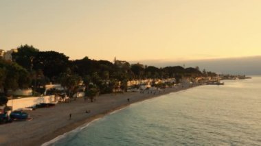 Günbatımında Reggio Calabria şehir limanı, İtalya