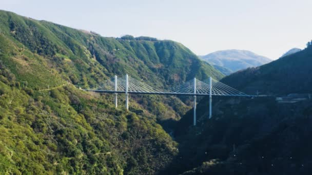 Puente Carretera Con Cable Entre Las Montañas — Vídeo de stock