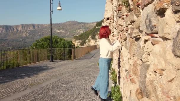 Mujer Pelirroja Joven Camina Plataforma Observación Las Montañas Durante Día — Vídeo de stock