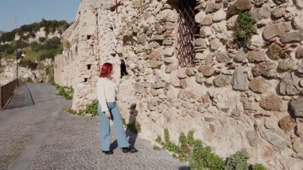 Ung Kvinnlig Turist Promenader Gamla Europeiska Staden Dagen — Stockvideo