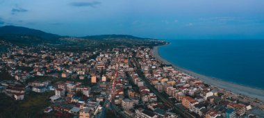 Geceleri Gioiosa şehrinin havadan görünüşü. Calabria İtalya