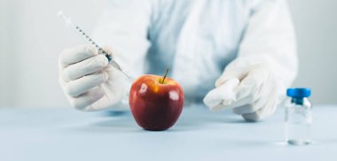 Genç erkek doktor, elmanın üstünde penis yapmayı öğreniyor.