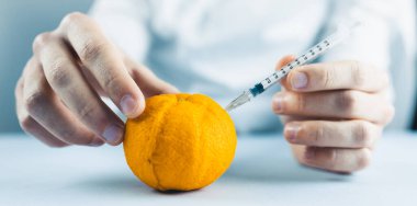 Genç doktor portakalda penis yapmayı öğreniyor.