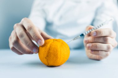 Genç doktor portakalda penis yapmayı öğreniyor.