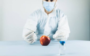 Genç erkek doktor, elmanın üstünde penis yapmayı öğreniyor.