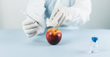 Genç erkek doktor, elmanın üstünde penis yapmayı öğreniyor.