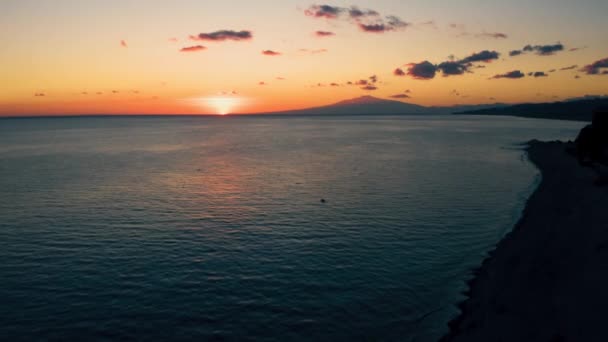 Malerischer Blick Auf Das Meer Unter Bewölktem Himmel Bei Sonnenuntergang — Stockvideo