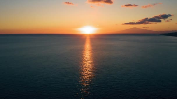 Landschappelijk Uitzicht Zee Onder Bewolkte Hemel Bij Zonsondergang — Stockvideo