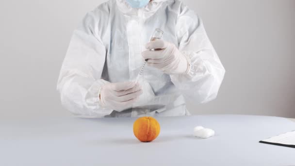 Young Male Doctor Learns Make Pricks Orange — Stock Video