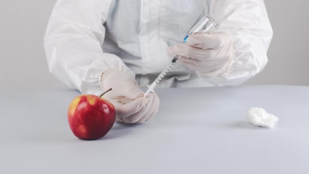 Mladý Lékař Učí Dělat Bodnutí Jablko — Stock video