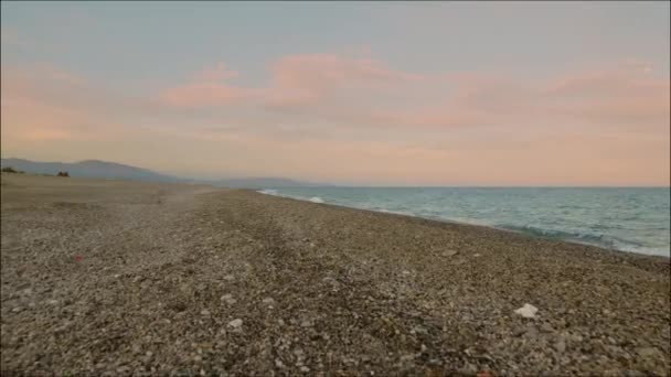 Gün Batımında Bulutlu Gökyüzünün Altındaki Dalgalı Denizin Manzarası — Stok video