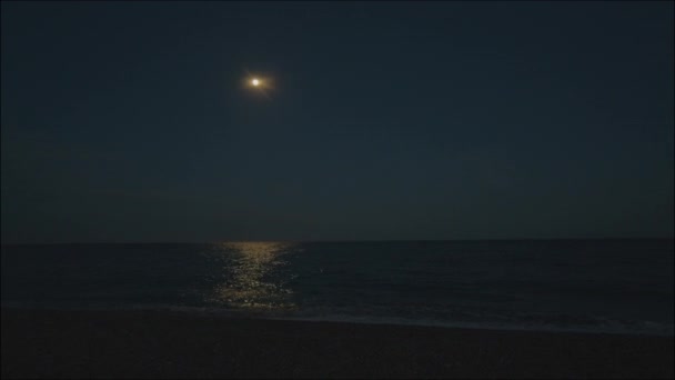 Γραφική Θέα Της Κυματιστή Θάλασσας Κάτω Από Συννεφιασμένο Ουρανό Νύχτα — Αρχείο Βίντεο