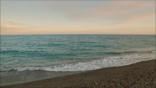 Landschappelijk Uitzicht Golvende Zee Onder Bewolkte Hemel Bij Zonsondergang — Stockvideo