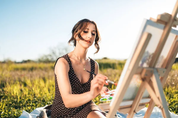 Ritratto Bellezza Giovane Donna Che Dipinge Tela Nel Campo Dei — Foto Stock