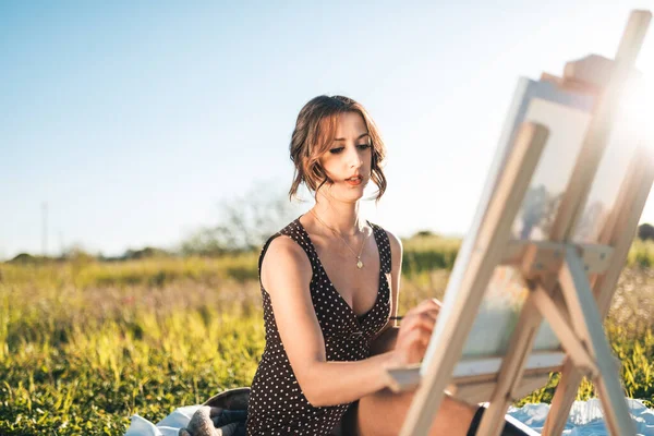 Retrato Beleza Jovem Pintura Sobre Tela Campo Flores Pôr Sol — Fotografia de Stock