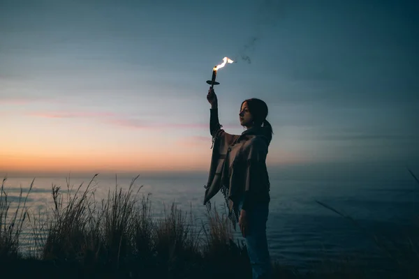 Fille Avec Torche Bras Ciel — Photo