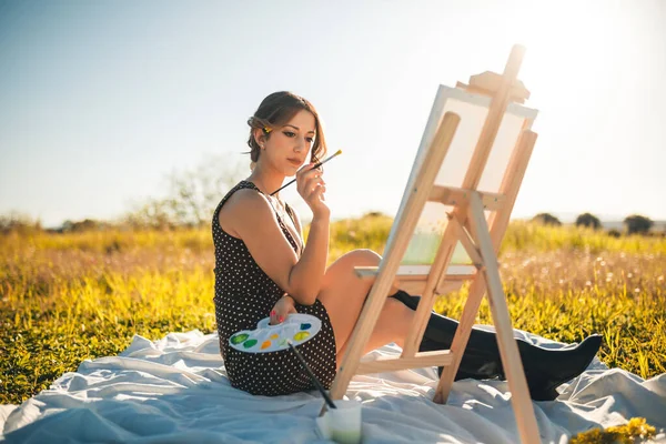 Retrato Belleza Joven Pintura Sobre Lienzo Campo Flores Atardecer — Foto de Stock