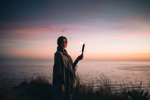 Tânăra Fată Ține Torță Mână Apusul Soarelui Deasupra Oceanului fotografii de stoc fără drepturi de autor