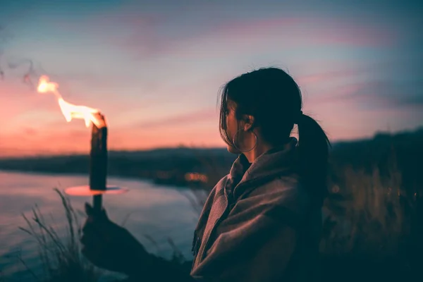Ung Jente Holder Hånd Ser Horisonten Ved Solnedgang stockfoto