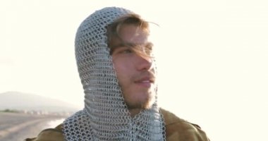 Gündüz vakti okyanus kıyısında ata binen Viking. 