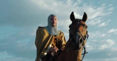 Gündüz vakti okyanus kıyısında ata binen Viking. 