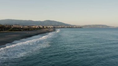 Deniz kıyısındaki İtalyan şehrinin havadan görünüşü