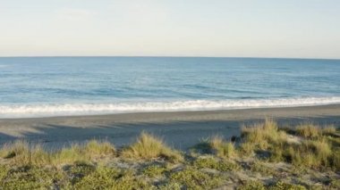 Okyanus dalgalarının köpüğü boş kumsalda