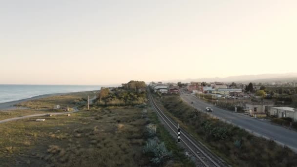 Demiryolu Mavi Deniz Zemininde Hareket Eden Trenin Hava Görüntüsü — Stok video