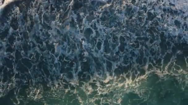茫茫海滩上的海浪泡沫 — 图库视频影像