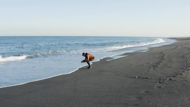 Молодой Человек Использующий Дистанционное Управление Беспилотником Пляже Днем — стоковое видео