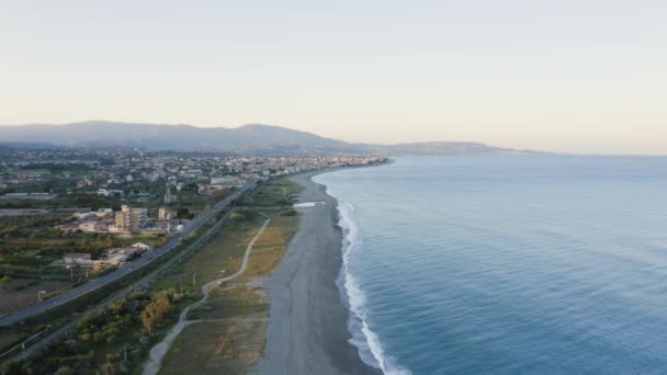 Αεροφωτογραφία Της Ιταλικής Πόλης Στην Ακτή Της Θάλασσας — Αρχείο Βίντεο
