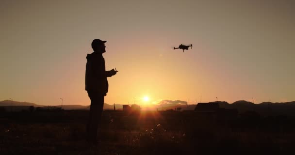 Silhouet Van Mens Met Behulp Van Drone Afstandsbediening Buiten Bij — Stockvideo