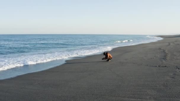 Ung Man Med Fjärrkontroll Drönare Stranden Dagtid — Stockvideo