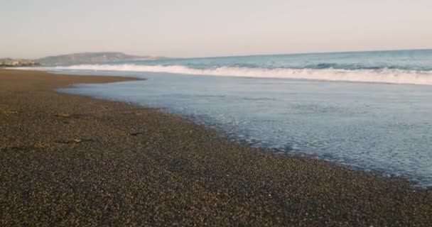 Gündüz Vakti Kumsalda Deniz Dalgalarının Yakınlaşması — Stok video