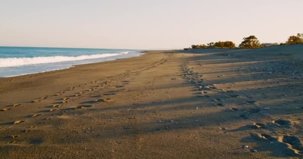 Empty Beach Whit Footprints Front Sea — Stock Video
