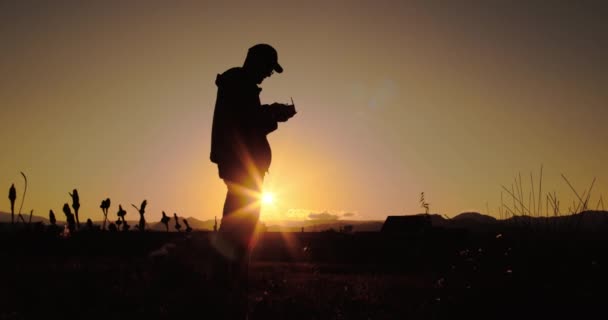 Silhouet Van Mens Met Behulp Van Drone Afstandsbediening Buiten Bij — Stockvideo