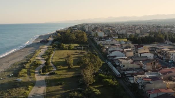 Vista Aérea Del Tren Movimiento Por Ferrocarril Azul Fondo Marino — Vídeos de Stock