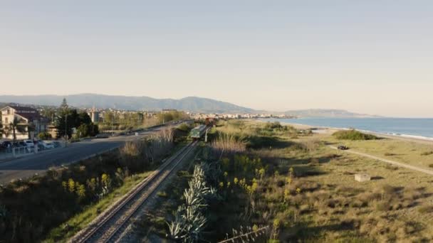 铁路蓝海背景下列车运行的航拍图 — 图库视频影像