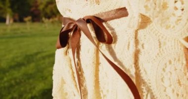 Lüks bir otelde dinlenen beyaz elbiseli genç bir kadın.