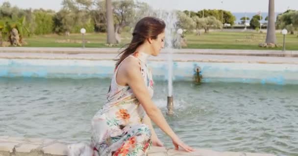 Jovem Mulher Vestido Verão Longo Com Flores Ornamento Andando Parque — Vídeo de Stock