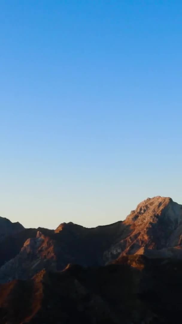 Sudut Pandang Pegunungan Berbatu Latar Langit Yang Cerah — Stok Video